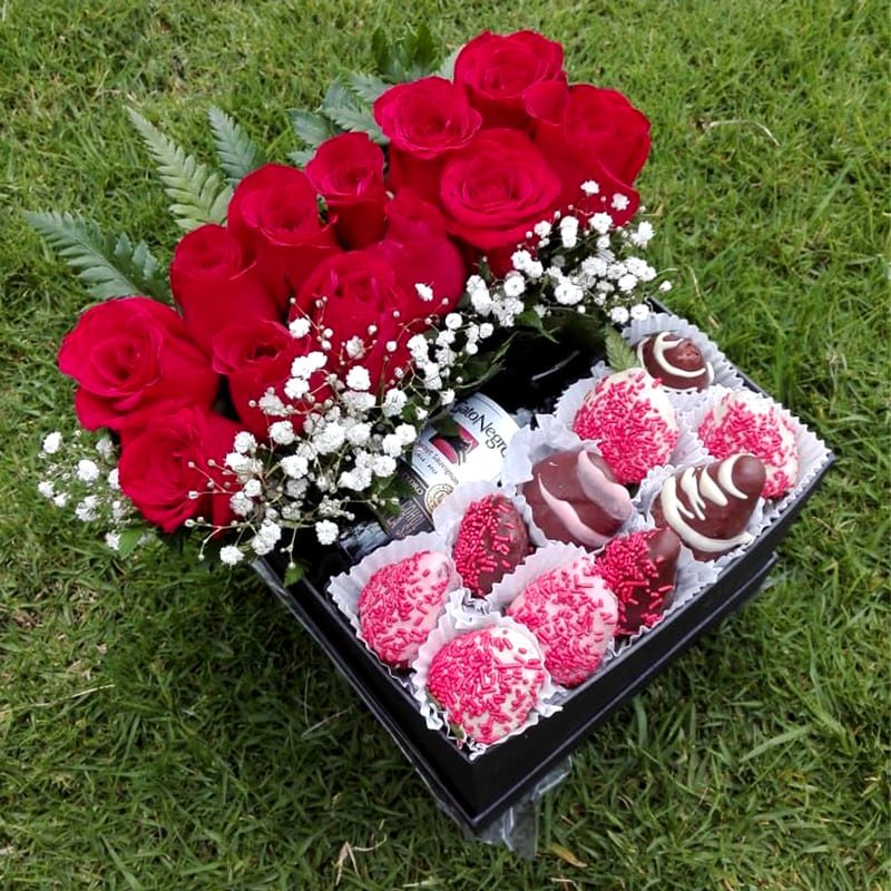 Fresas-en-caja-cuadrada-con-mini-gato-negro-flores-y-detalles-regalos-decoracion-peluches-amor-amistad-arreglo-compra-en-linea-rosas.jpg